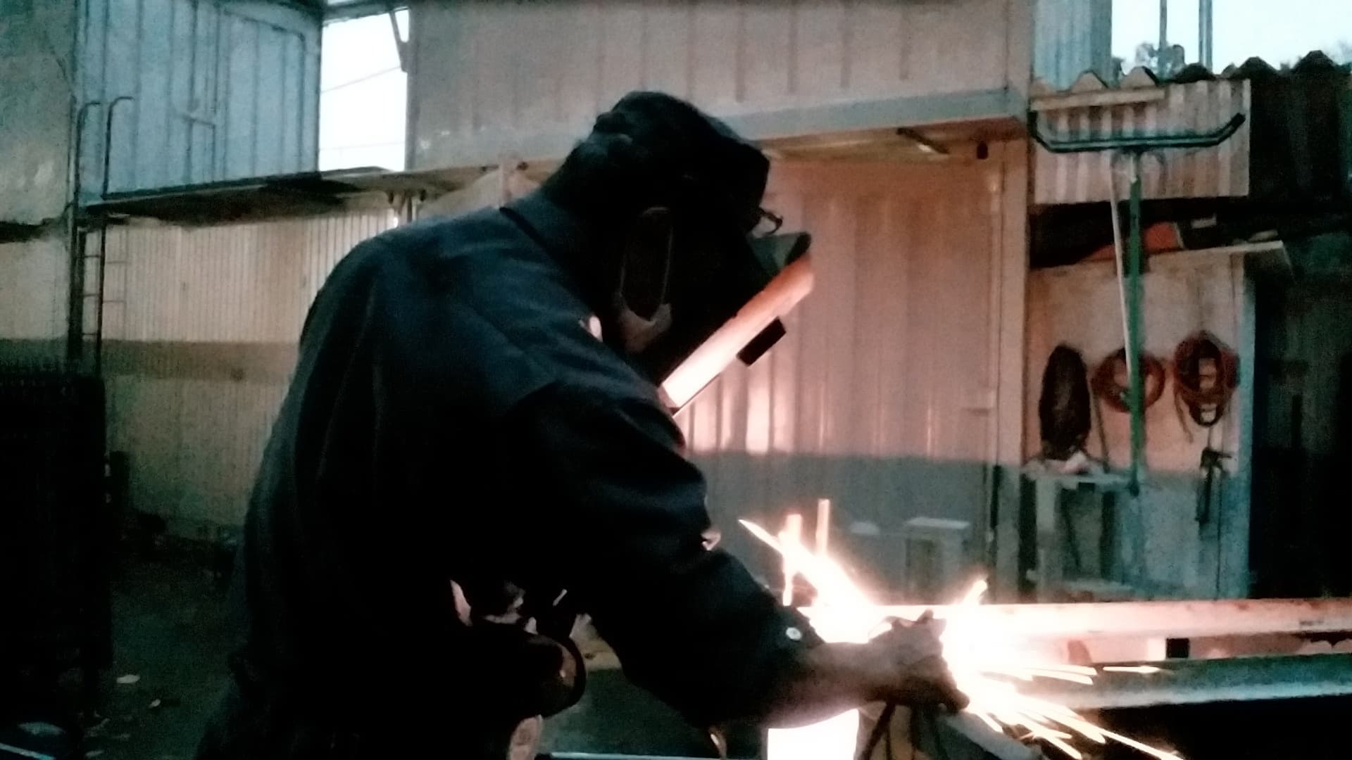 門扉修理、天井格納式ベッド制作